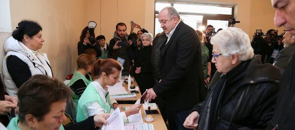 Президент Грузии Георгий Маргвелашвили проголосовал на выборах в местные органы власти Президент Грузии Георгий Маргвелашвили проголосовал на выборах в местные органы власти - Sputnik Беларусь