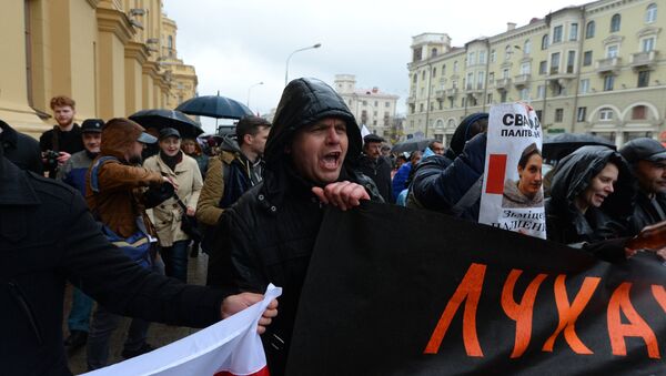 Акция Марш возмущенных белорусов 2.0 проходит на Октябрьской площади в Минске - Sputnik Беларусь