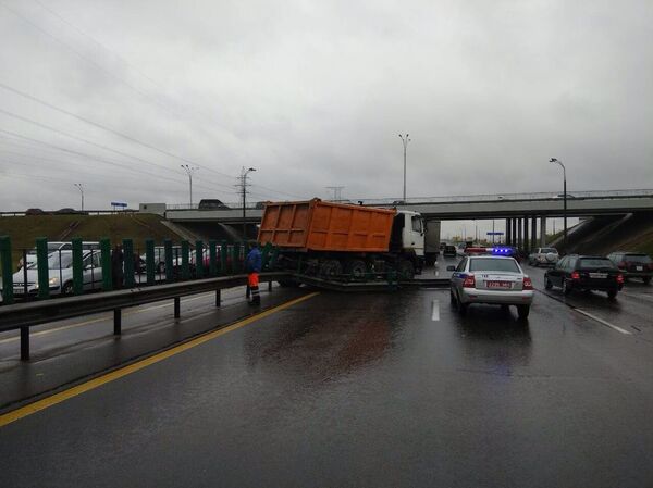 На месте ДТП работают сотрудники ГАИ На месте ДТП работают сотрудники ГАИ - Sputnik Беларусь