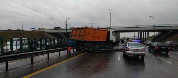 На месте ДТП работают сотрудники ГАИ - Sputnik Беларусь