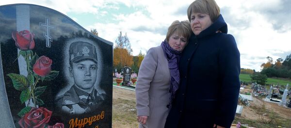 Мать и тетя погибшего солдата в Печах Мать и тетя погибшего солдата в Печах - Sputnik Беларусь