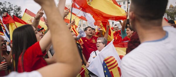 Участники акции в защиту единства Испании в Барселоне, архивное фото Участники акции в защиту единства Испании в Барселоне, архивное фото - Sputnik Беларусь