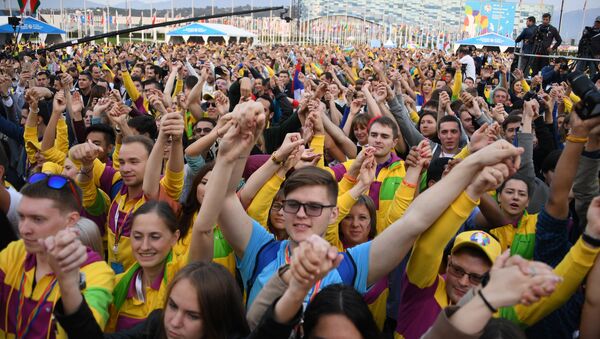 Участники XIX Всемирного фестиваля молодежи и студентов во время шоу Россия - Sputnik Беларусь