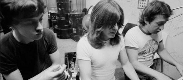 Братья Янг на репетиции AC/DC: Джордж Янг крайний справа - Sputnik Беларусь