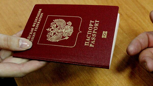 Выдача российского паспорта, архивное фото - Sputnik Беларусь
