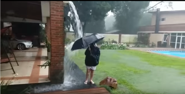 Молнию, чуть не убившую ребенка, сняла на видео его мать - Sputnik Беларусь