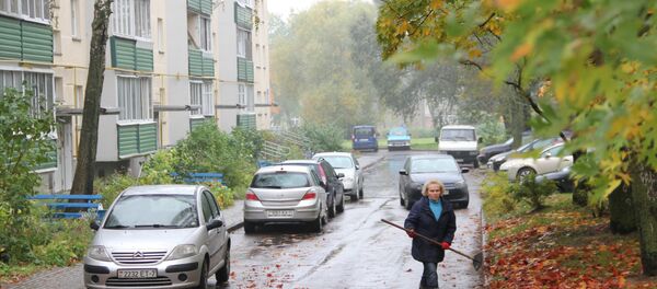 Дворнік працуе ў мінскім двары, архіўнае фота Дворнік працуе ў мінскім двары, архіўнае фота - Sputnik Беларусь