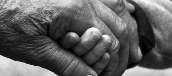 Рука пожилого человека и ребенка - Sputnik Беларусь