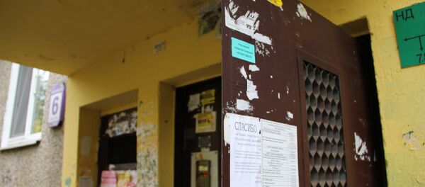 Из-за рекламных объявлений многие подъезды выглядят неопрятно - Sputnik Беларусь