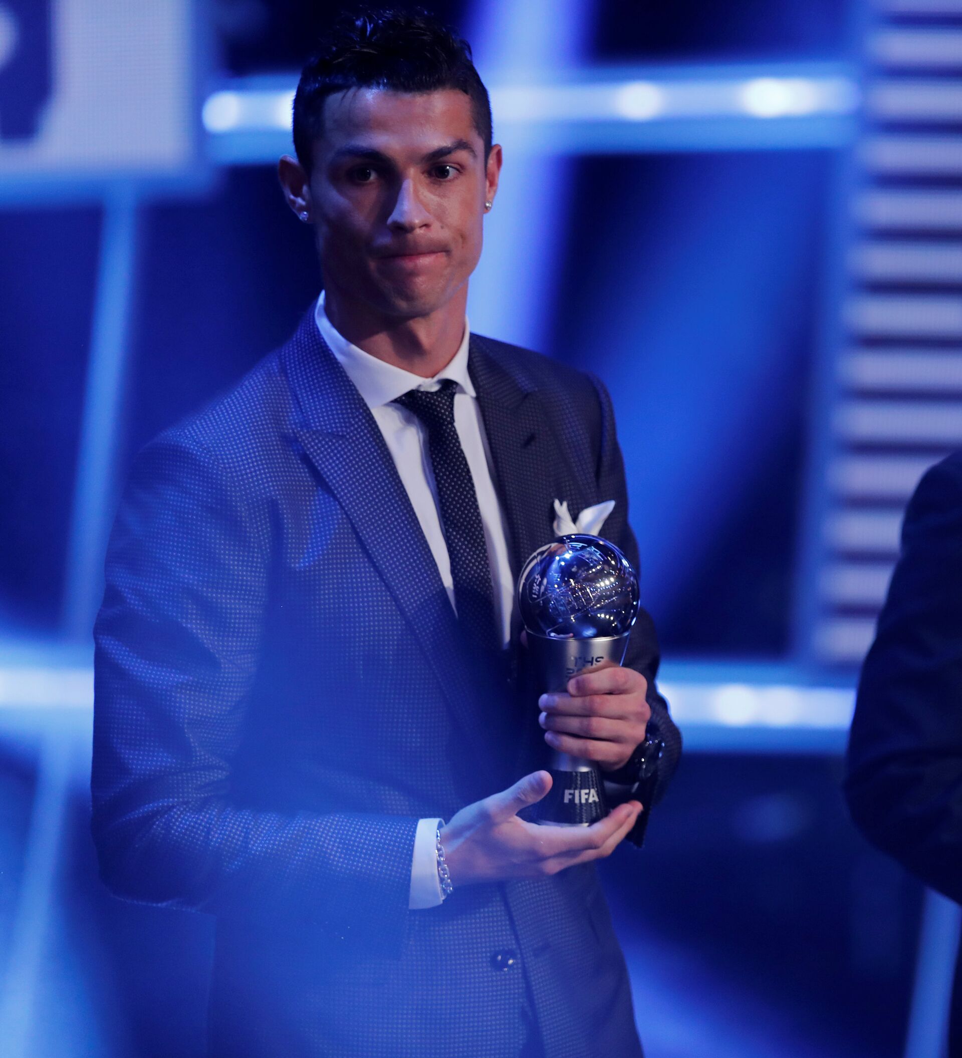 Игрок года 2015. The best FIFA Football Awards 2019. Роналду с золотым мячом 2018. Роналдо Ургант. Супер фото награждение лучшего игрока.