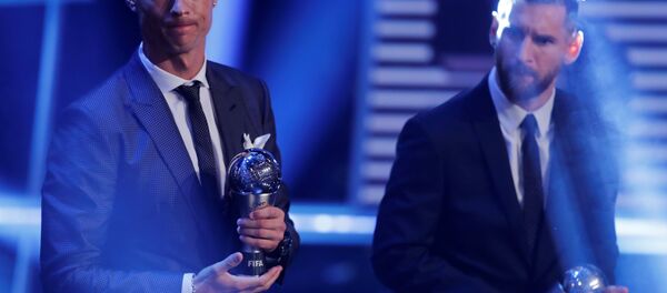 Футболист Реала Криштиану Роналду (слева) и футболист Барселоны Лионель Месси - Sputnik Беларусь