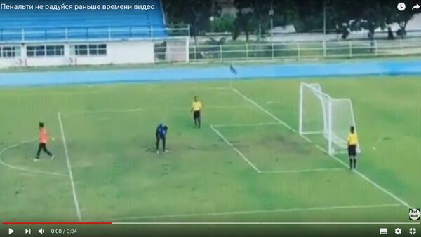 Мяч бангкокского футболиста обвел вратаря и допрыгал прямо в ворота - Sputnik Беларусь