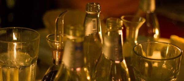 Бутылки и стаканы, архивное фото Бутылки и стаканы, архивное фото - Sputnik Беларусь