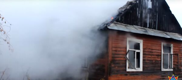 МЧС показало видео тушения пожара, где погибли два человека МЧС показало видео тушения пожара, где погибли два человека - Sputnik Беларусь