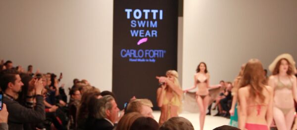 Танцы и модели plus-size: что показала Италия на Неделе моды - Sputnik Беларусь