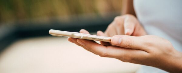 Дзяўчына трымае смартфон - Sputnik Беларусь