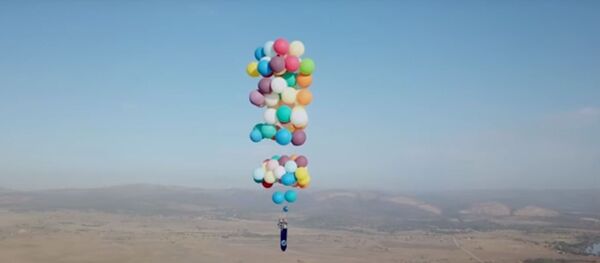 Британец пролетел над Африкой на ста воздушных шариках, видео - Sputnik Беларусь