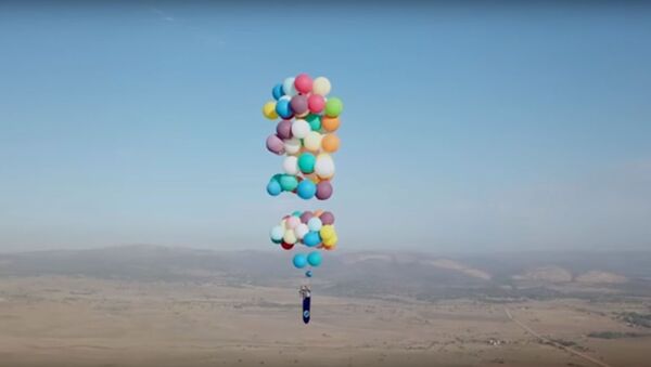 Британец пролетел над Африкой на ста воздушных шариках, видео - Sputnik Беларусь