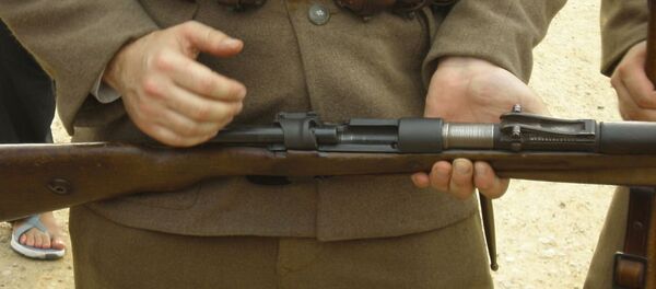 Карабин Маузер в руках реконструктора, архивное фото - Sputnik Беларусь