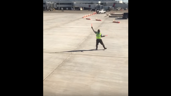 Работник аэропорта танцует на полосе - Sputnik Беларусь