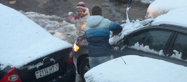 Девочка радуется первому снегу в Минске - Sputnik Беларусь