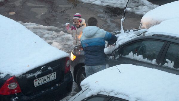 Девочка радуется первому снегу в Минске - Sputnik Беларусь