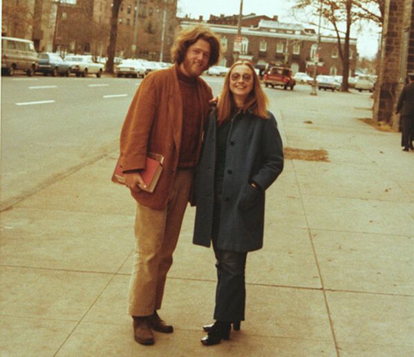 Хиллари познакомилась с будущим супругом Биллом Клинтоном в Йельском университете в 1972 году, где она училась юриспруденции. После окончания Йеля она входила в юридическую комиссию по подготовке обвинительного акта Уотергейтского дела. В 1975 году они заключили брак. - Sputnik Беларусь