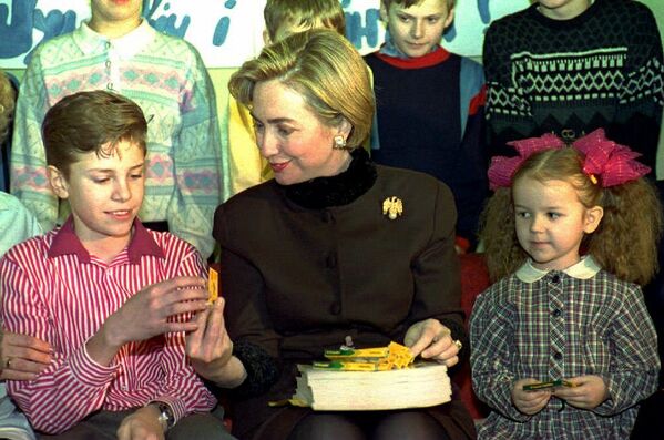 Первая леди США Хилари Клинтон раздает подарки детям в детской больнице 15 января 1994 года в Минске, Беларусь. Это был первый и единственный визит американского президента в суверенную Беларусь. - Sputnik Беларусь