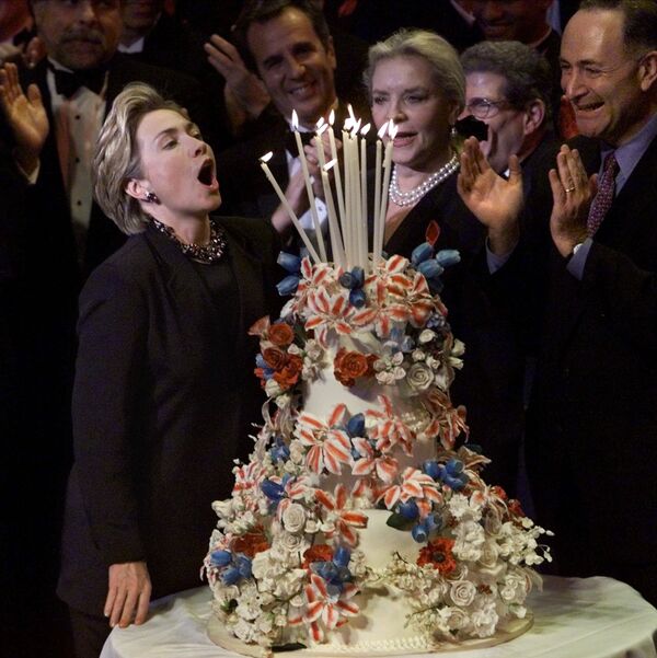 На этом фото Хиллари Клинтон отмечает 52-летие. В следующем, 2000 году она станет сенатором штата Нью-Йорк. - Sputnik Беларусь