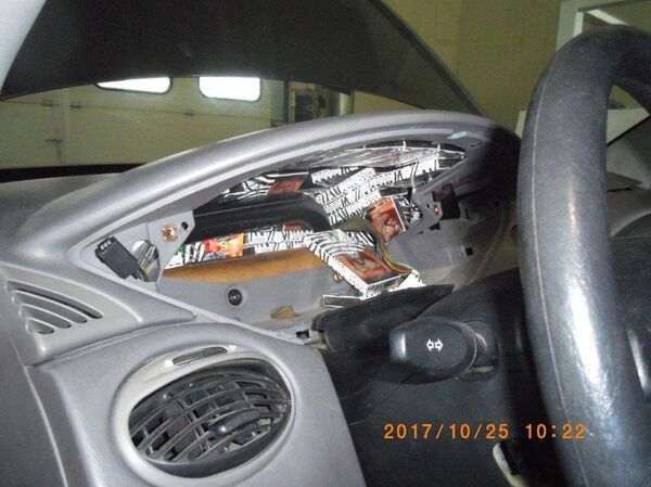 Контрабандные сигареты в автомобиле - Sputnik Беларусь