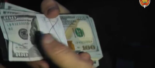 МВД показало, как изымали пачки долларов у чиновника Госстандарта - Sputnik Беларусь