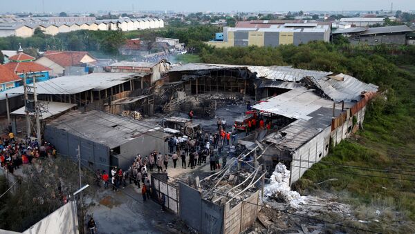 Последствия пожара на заводе фейерверков в Индонезии - Sputnik Беларусь