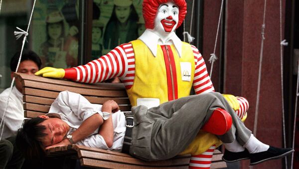 Китаец спит на скамейке у ресторана McDonald's, архивное фото - Sputnik Беларусь
