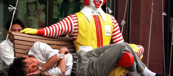 Китаец спит на скамейке у ресторана McDonald's, архивное фото Китаец спит на скамейке у ресторана McDonald's, архивное фото - Sputnik Беларусь