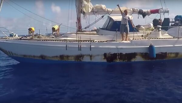 В Тихом океане спасли дрейфовавших 5 месяцев на яхте девушек, видео - Sputnik Беларусь