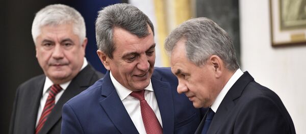 Глава МВД РФ Владимир Колокольцев, представитель президента РФ в Сибирском округе Сергей Меняйло и министр обороны РФ Сергей Шойгу (слева направо) перед началом заседания Совбеза РФ Глава МВД РФ Владимир Колокольцев, представитель президента РФ в Сибирском округе Сергей Меняйло и министр обороны РФ Сергей Шойгу (слева направо) перед началом заседания Совбеза РФ - Sputnik Беларусь