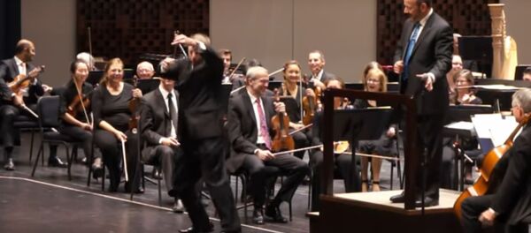 Эпичное соло на треугольнике исполнил музыкант на оркестровой сцене - Sputnik Беларусь