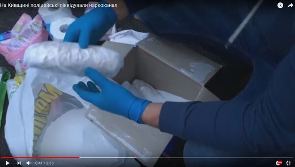 Полиция опубликовала видео задержания белоруски с гашишем в Украине - Sputnik Беларусь