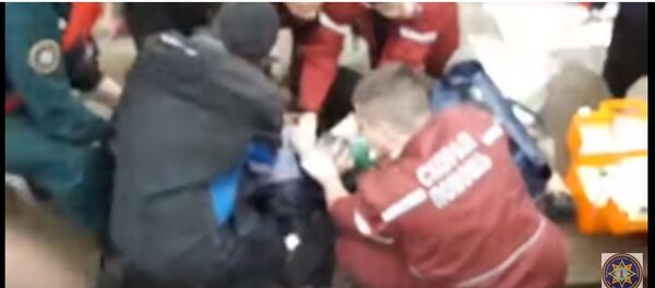 МЧС обнародовало кадры спасения ребенка, тонувшего в центре Минска - Sputnik Беларусь