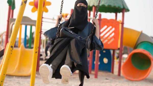 Саудовская женщина на качелях, архивное фото - Sputnik Беларусь