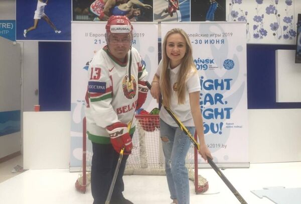 Болельщик с 40-летним стажем Олег Дмитриев возле белорусского стенда на ВФМС Болельщик с 40-летним стажем Олег Дмитриев возле белорусского стенда на ВФМС - Sputnik Беларусь