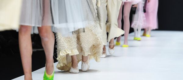 Модели демонстрируют одежду, архивное фото Модели демонстрируют одежду, архивное фото - Sputnik Беларусь