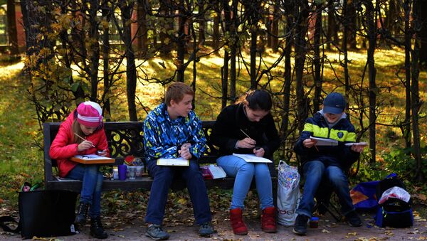 Школьники рисуют в парке - Sputnik Беларусь