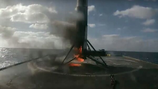 Ступень ракеты Falcon 9 приземлилась с возгоранием, видео - Sputnik Беларусь