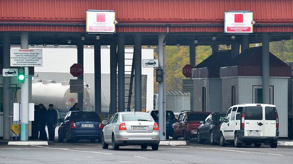Легковые машины в очереди на пересечения границы - Sputnik Беларусь