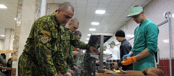 Работают на кухне профессиональные повара, а помогают им солдаты с кулинарным образованием - Sputnik Беларусь