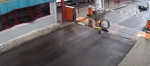 Гражданин Латвии на машине пытался прорваться из Беларуси на родину, видео - Sputnik Беларусь