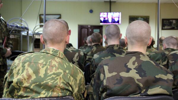 Солдаты смотрят телевизор, архивное фото - Sputnik Беларусь