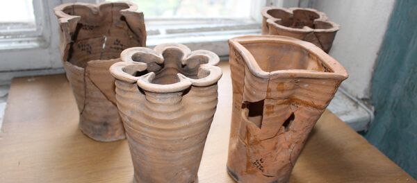 Так выглядела печная кафля в  XVI веке, один образец смогли достать целым, остальные лопнули под тяжестью земли, поэтому их пришлось склеить - Sputnik Беларусь