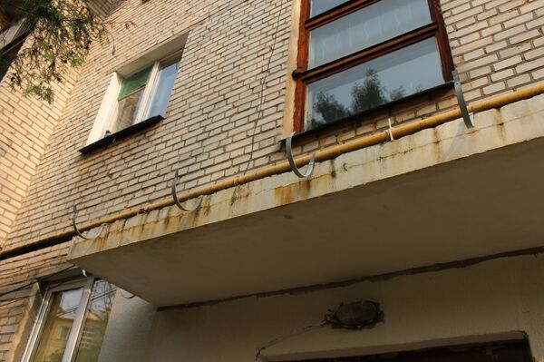 Пока ЖКХ искало новых строителей, отремонтированные наполовину козырьки успели позеленеть - Sputnik Беларусь